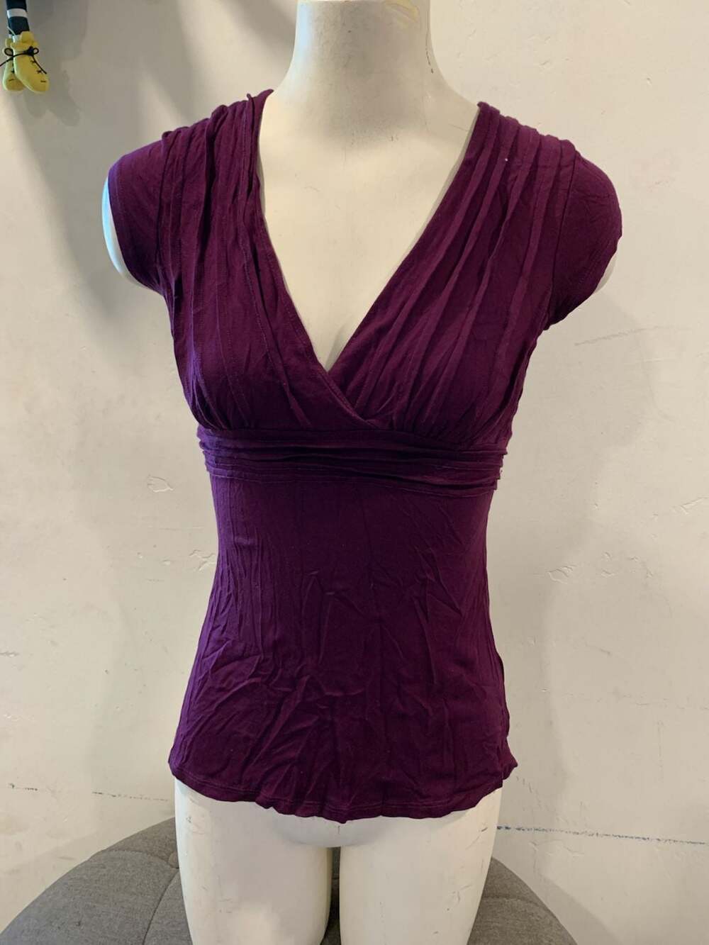Bebe O Top Size S Purple V-Neck Ruched Cap Sleeve